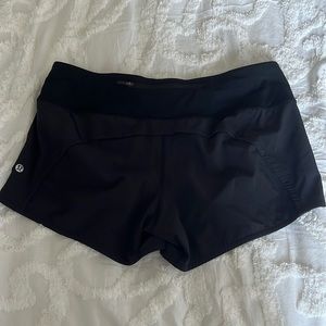 Lululemon black speed up low rise 2.5 inseam shorts